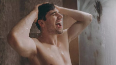 Γιατί ένα παγωμένο ντους δεν είναι καλή ιδέα μέσα στον καύσωνα