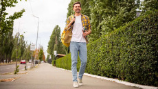 Πόσα λεπτά περπάτημα την ημέρα «διώχνουν» τον πόνο από τη μέση