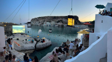 Το θερινό σινεμά στην Κίμωλο που κάνει τον γύρο του διαδικτύου - Μια μαγεία μεταξύ βράχων και θάλασσας