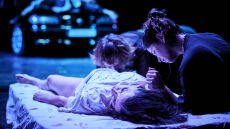 «Η νύφη και το Καληνύχτα, Σταχτοπούτα»: Μια παράσταση - σοκ που διηγείται μια αληθινή ιστορία σεξουαλικής κακοποίησης 