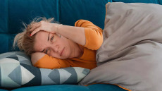 Ψεύτικο χαμόγελο και άλλες 3 συνήθειες των ατόμων με κατάθλιψη – Η ψυχολόγος εξηγεί τι μας παγιδεύει στον αρνητισμό