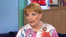 Κατερίνα Ζαμπέτα: «Ήθελα να είμαι κοντά στον πατέρα μου και πήγαινα μαζί του στα γυρίσματα» - Η συνάντηση με τη Βουγιουκλάκη