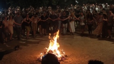 «Διονυσιακές» εικόνες στην Αθήνα: Με φωτιές, ζουρνάδες και χορούς γιορτάστηκε ο Κλήδονας, δείτε βίντεο