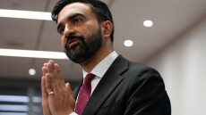 Αριστερός και μουσουλμάνος: Έκπληξη με τον υποψήφιο των Δημοκρατικών για τη δημαρχία στη Νέα Υόρκη, έχασε ο Κουόμο 