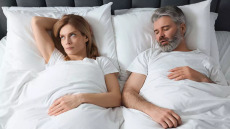 Ροχαλητό: Μια καθηγήτρια προτείνει 5 λύσεις που το καταπολεμούν χωρίς μηχανήματα ή επεμβάσεις