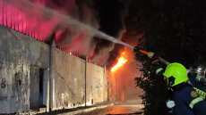 Μεγάλες υλικές ζημιές από τη φωτιά που εκδηλώθηκε χθες σε αποθήκη κοντά στα ΚΤΕΛ Κηφισού - Δείτε βίντεο