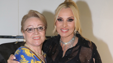 Η Πέγκυ Ζήνα φωτογραφήθηκε αγκαλιά με τη μητέρα της