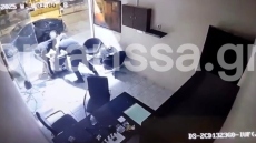 Συναγερμός στη Λάρισα: Διέρρηξαν κατάστημα, πήραν το χρηματοκιβώτιο και έκαψαν το όχημα με το οποίο διέφυγαν - Δείτε βίντεο 