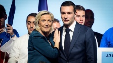 Η Λεπέν προτρέπει τον προστατευόμενό της Μπαρντελά να ετοιμαστεί για τις προεδρικές εκλογές του 2027 