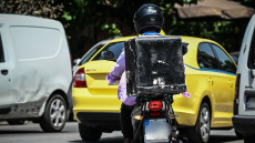 Έκτακτα μέτρα για εργαζόμενους του ιδιωτικού τομέα λόγω καύσωνα - Παύση υπαίθριων εργασιών και ντελίβερι από τις 12 το μεσημέρι της Δευτέρας