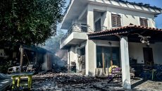 Οριοθετήθηκε η φωτιά στην Παλαιά Φώκαια, σε επιφυλακή για τις αναζωπυρώσεις - Κάηκαν σπίτια, απεγκλωβίστηκαν κάτοικοι