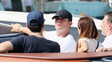 Ο Ορλάντο Μπλουμ σε τρυφερές στιγμές με «μυστηριώδη» γυναίκα στη Βενετία, λίγο μετά τον χωρισμό του με την Κέιτι Πέρι
