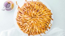 Ανοιχτή μηλόπιτα µε σιρόπι καραμέλας