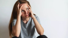 Κατάθλιψη: Η ψυχική νόσος που αρρωσταίνει ολόκληρο το σώμα – Αυξάνει τον κίνδυνο 3 χρόνιων νόσων