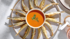 Γαύρος τηγανητός με δροσερή σούπα ντομάτας