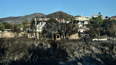 Χωρίς ενεργό μέτωπο η φωτιά στην Παλαιά Φώκαια - Κάηκαν σπίτια στο Θυμάρι