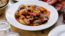 16 ξεχωριστές ταβέρνες στην Αττική και οι συνταγές τους που μοιράστηκαν μαζί μας