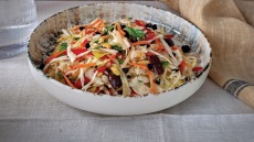 Πολίτικη σαλάτα με σταφίδες και ελιές Καλαμών