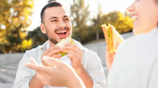 Καρκίνος Παχέος Εντέρου: Η «ένοχη» διατροφή που αυξάνει τον κίνδυνο κατακόρυφα – Ποια τρόφιμα προστατεύουν