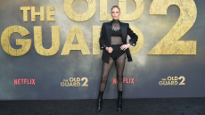 Σαρλίζ Θερόν: Η εμφάνιση που αιχμαλώτισε τα βλέμματα - Με διχτυωτή ολόσωμη φόρμα στην πρεμιέρα της νέας της ταινίας