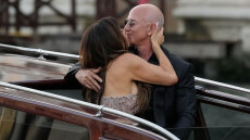 Λόρεν Σάντσεζ - Τζεφ Μπέζος: Το τρυφερό φιλί εν πλω στη Βενετία - Δείτε βίντεο και φωτογραφίες