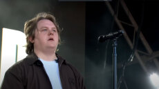 Ο Λιούις Καπάλντι επέστρεψε στο Γκλάστονμπερι δύο χρόνια μετά την κρίση λόγω Tourette στη σκηνή του Φεστιβάλ - Δείτε βίντεο