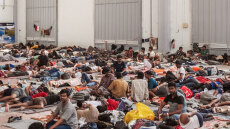 Από τη Μελόνι στη Φρεντέρικσεν: Πώς δεξιοί και αριστεροί «κλείνουν την πόρτα» στους μετανάστες, πού οφείλεται η στροφή της Ευρώπης