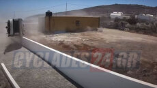 Ως το βράδυ το απαγορευτικό απόπλου - Θυελλώδεις άνεμοι διέλυσαν τροχόσπιτο στη Σαντορίνη - Δείτε βίντεο