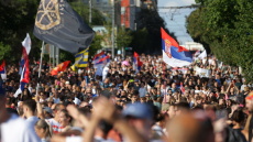 Στο πλευρό του Βούτσιτς το Κρεμλίνο: Ελπίζει ότι θα αποκαταστήσει σύντομα την τάξη στη Σερβία