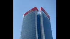 «Στράβωσε» τεράστια διαφημιστική πινακίδα σε ουρανοξύστη του Μιλάνου - Δείτε βίντεο