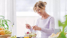 Τι να αλλάξετε στη διατροφή σας στα 48 για να αποφύγετε την άνοια στα 70