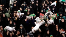 Μητέρες στο Ιράν σηκώνουν στα χέρια τα παιδιά τους για να τα προσφέρουν ως μάρτυρες - Δείτε βίντεο