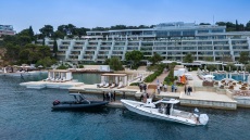 Ήλιος, θάλασσα και μια παγκόσμια πρεμιέρα υψηλής αισθητικής στην Αθηναϊκή Ριβιέρα