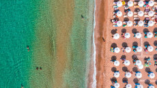 Μέχρι 235 ευρώ το χρηματιστήριο της... ξαπλώστρας - Πόσο κοστίζει μια «ρεζερβέ» βουτιά στις πλαζ της Αττικής