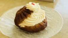 Παράσχος: Μπαμπάδες, πάστες αμυγδάλου και εργολάβοι στο Χαϊδάρι από το 1975