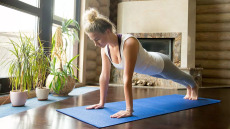 5 ασκήσεις γιόγκα για επίπεδη κοιλιά και καύση του λίπους
