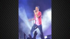 Η αντίδραση του Ρουβά σε ερώτηση για το παντελόνι του που σκίστηκε στη σκηνή - «Πολύ σοβαρά θέματα έχετε»