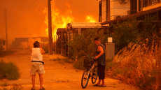 Καίγεται η Σμύρνη: Μάχη με τις αναζωπυρώσεις και τους ισχυρούς ανέμους, εκκενώθηκαν οικισμοί