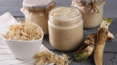 Χρένο (horseradish): η πικάντικη ρίζα που μας κάνει να δακρύζουμε