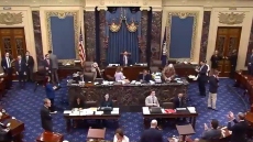 Με την ψήφο του Βανς πέρασε από τη Γερουσία  το «μεγάλο, όμορφο» φορολογικό νομοσχέδιο του Τραμπ