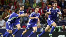 Η κεφαλιά του Δέλλα που έστειλε στον τελικό του Euro 2004 την Ελλάδα - Πώς ο «Κολοσσός» έβγαλε νοκ άουτ την Τσεχία - Βίντεο, φωτογραφίες 