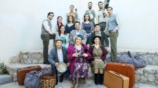 «Η Μητέρα του Σκύλου»: Η επιτυχημένη παράσταση ξεκινά το ταξίδι της στην Ελλάδα 