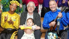 Ο Ρόμπερτ Ντε Νίρο σε παιδική παράσταση με τη δίχρονη κόρη του - Δείτε βίντεο και φωτογραφίες