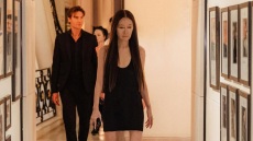 H Βέρα Γουάνγκ έκλεισε τα 76 με ένα φόρεμα που αποκάλυψε τα πολύ λεπτά πόδια της - Δείτε φωτογραφίες