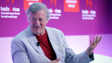 «Είμαστε πραγματικά κοντά στην επιστροφή των Γλυπτών του Παρθενώνα» είπε ο Στίβεν Φράι στο συνέδριο του Economist