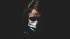 «Θυμάμαι συχνά τα συμπτώματα που έδινε το σώμα μου ότι όδευα προς τον θάνατο – Τότε ήμουν 26 χρονών»

