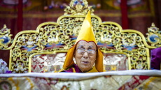 Το Πεκίνο λέει ότι θα πρέπει να εγκρίνει τη διαδοχή του Δαλάι Λάμα