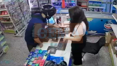 Δάφνη: Απειλούσε τους υπαλλήλους με μαχαίρι και άδειαζε τα ταμεία καταστημάτων – Βίντεο από τη δράση 34χρονου ληστή