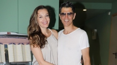 O Σάκης Ρουβάς ποζάρει με την Κάτια Ζυγούλη στη συναυλία του