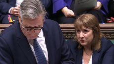 Με δάκρυα στα μάτια η υπουργός Οικονομικών της Βρετανίας δίπλα στον Στάρμερ - Δείτε βίντεο
